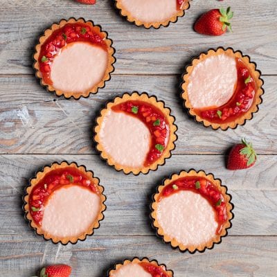 Crostatine con panna cotta alle fragole