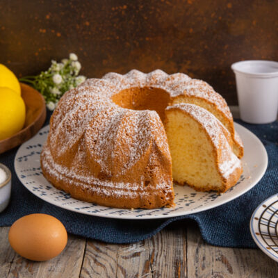 La torta 7 vasetti è una ciambella sofficissima, a base di yogurt che prende il nome dall'unità di misura che permette di dosare gli ingredienti senza usare la bilancia