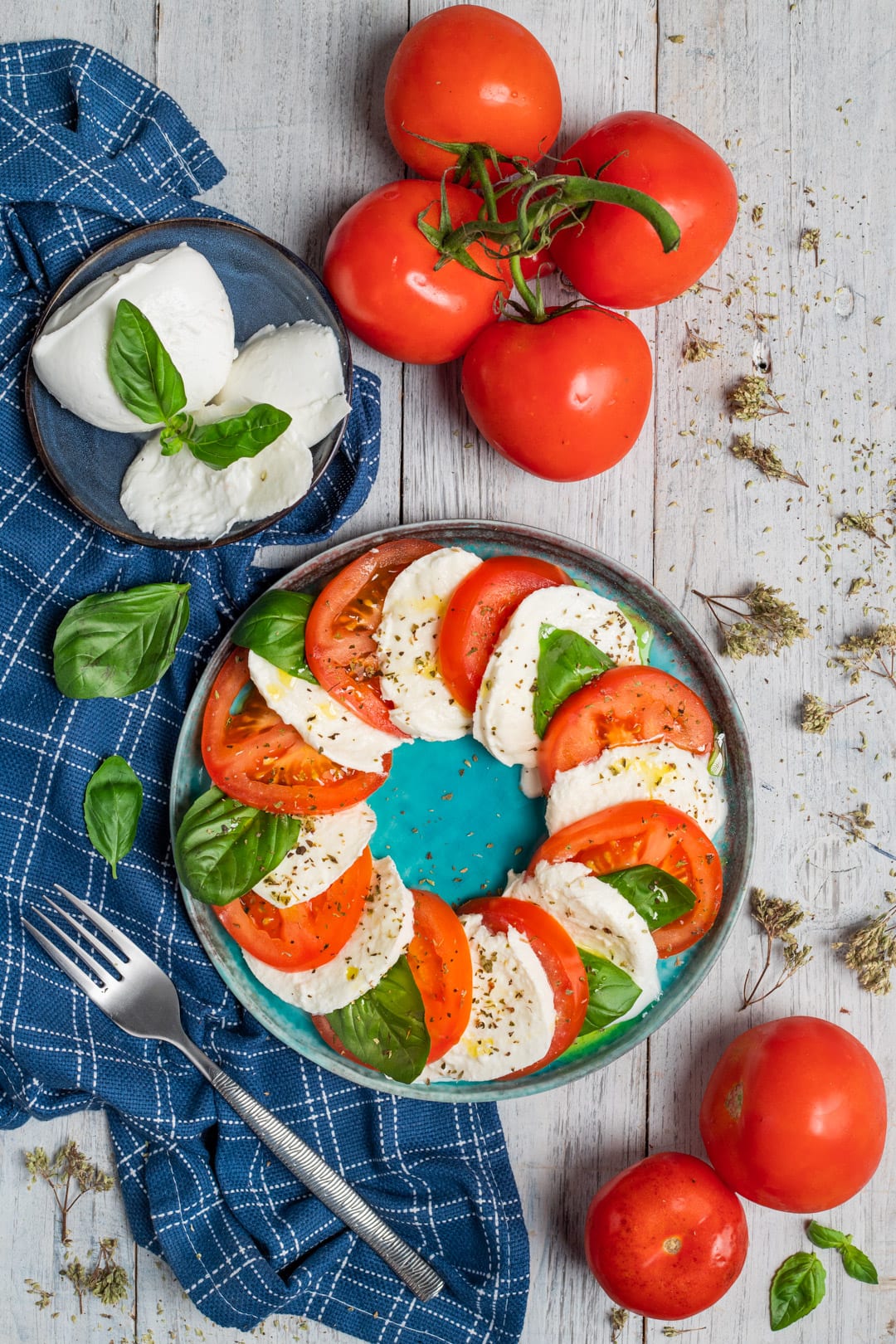 Insalata caprese nel piatto con ricetta e ingredienti