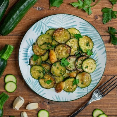 Un contorno semplice da preparare, in cui le zucchine vengono rosolate in padella con olio, aglio e prezzemolo