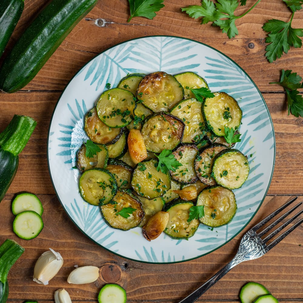 Un contorno semplice da preparare, in cui le zucchine vengono rosolate in padella con olio, aglio e prezzemolo