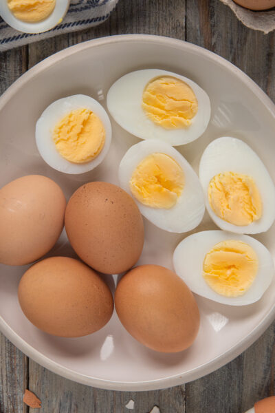 ciotola con uova sode sguaiate e tagliate a metà