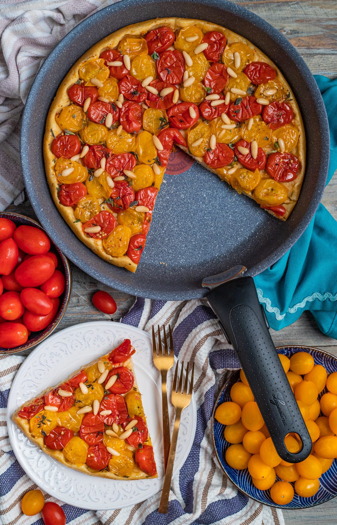 Tarte tatin salata con pomodorini fetta pronta da gustare