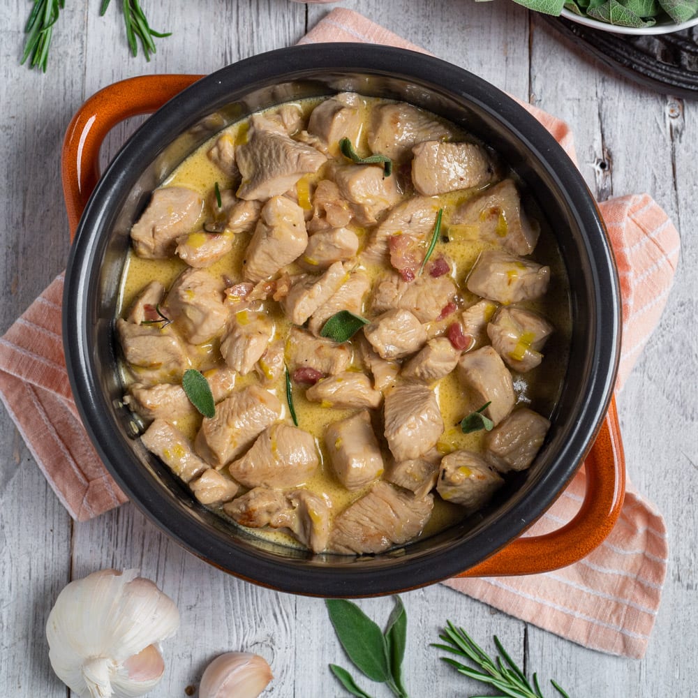 I bocconcini di tacchino alla panna sono un secondo piatto gustoso e vellutato, che sembra uno spezzatino ma con una deliziosa salsina