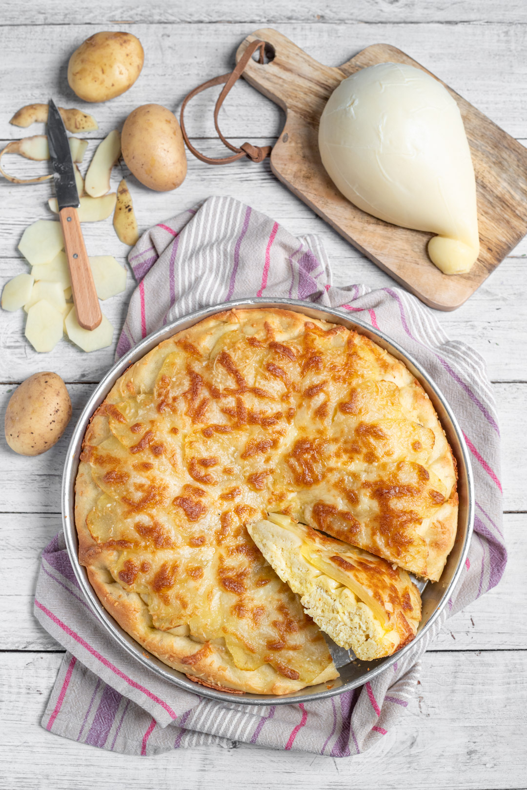 Focaccia con formaggio e patate fetta tagliata e pronta da gustare