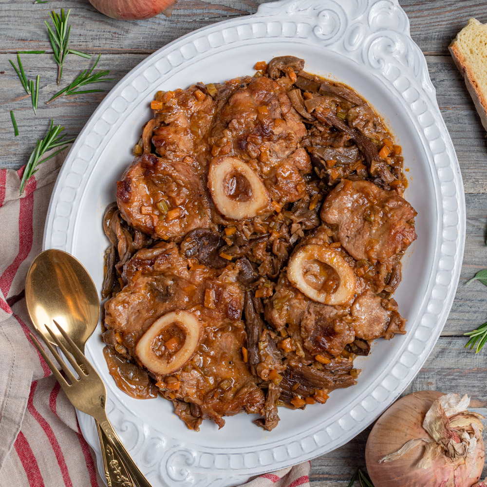 Un secondo piatto che riutilizza in modo nuovo la carne protagonista del celebre risotto alla milanese, in questo caso servito con un letto di funghi