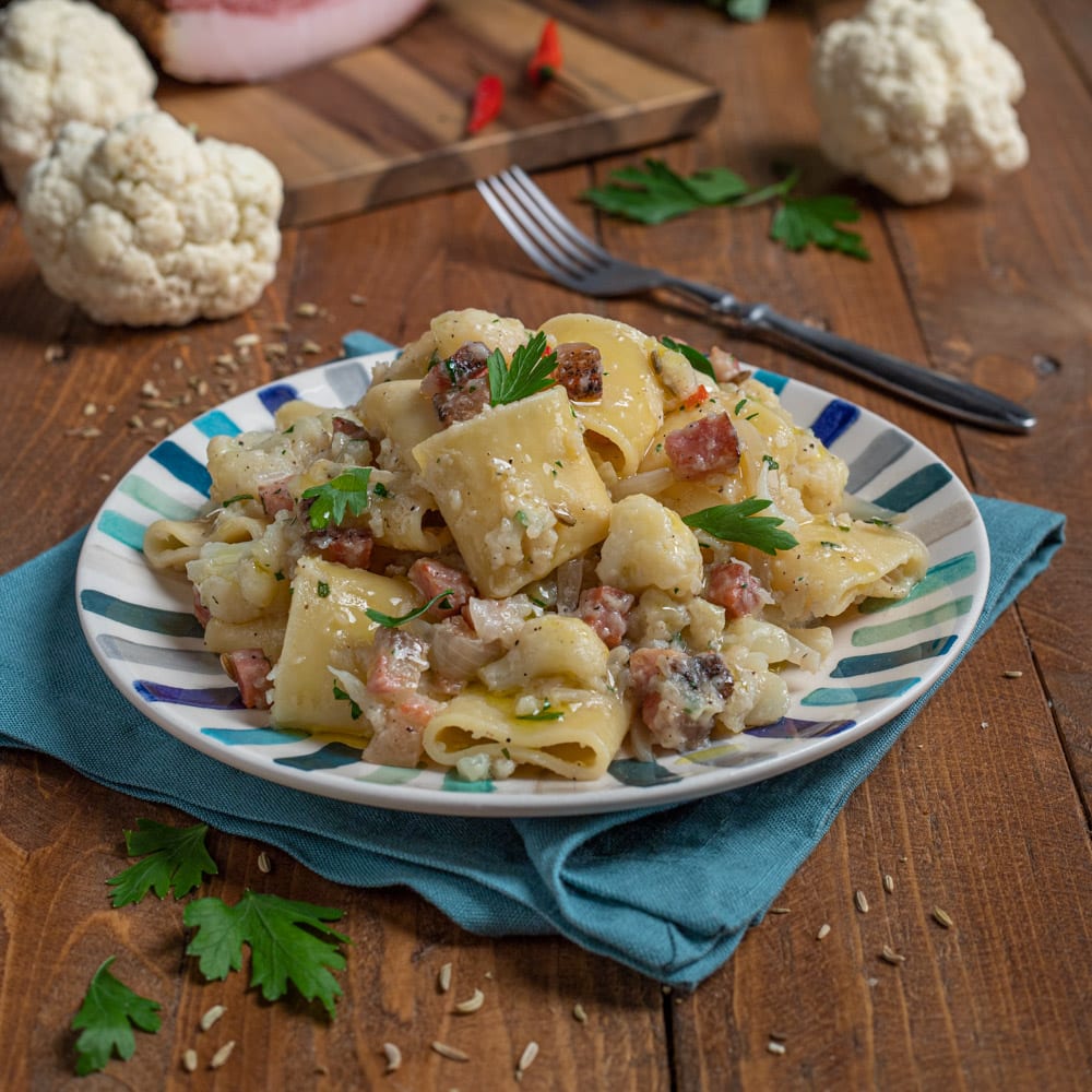 Un primo piatto in cui la callosità dei mezzi paccheri incontra il gusto neutro del cavolfiore e quello piacevolmente sapido del guanciale