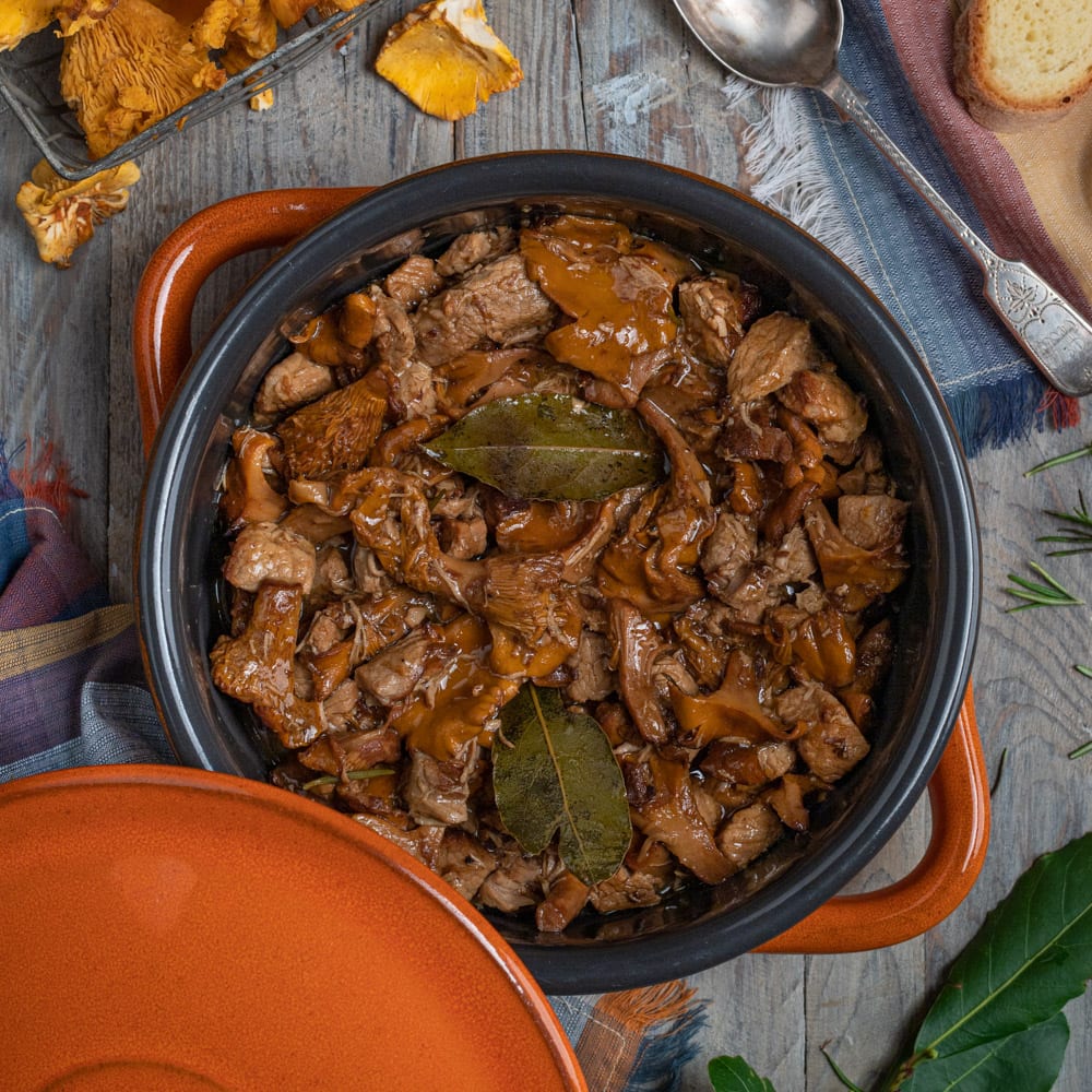 Lo spezzatino di vitello ai funghi è un secondo piatto a lunga cottura, ideale per la stagione fredda, magari da accompagnare alla polenta