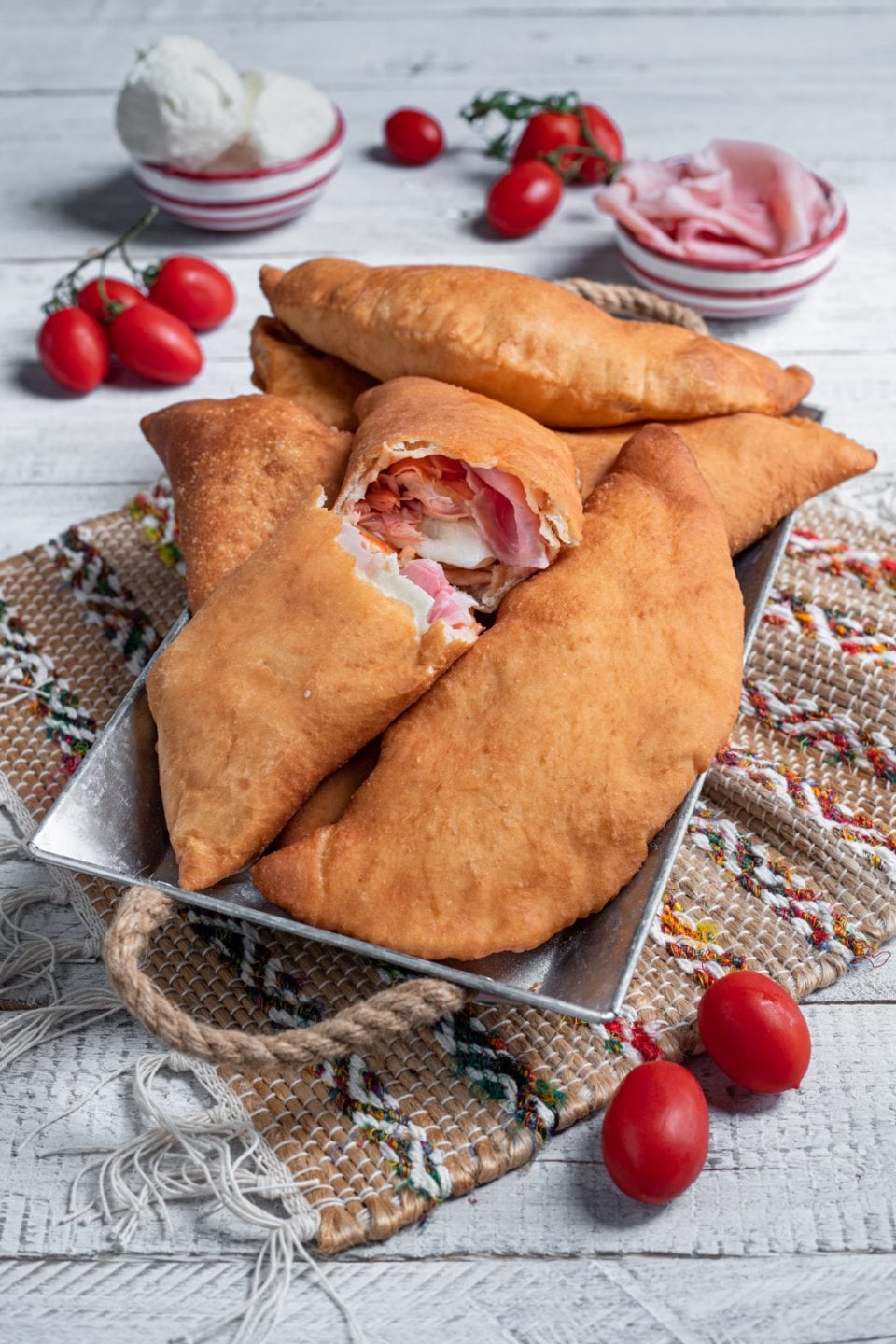piatto di calzoni fritti siciliani