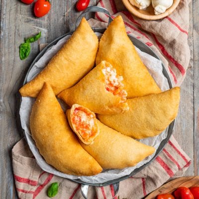 Panzerotti pugliesi fritti, ripieni con pomodoro e mozzarella