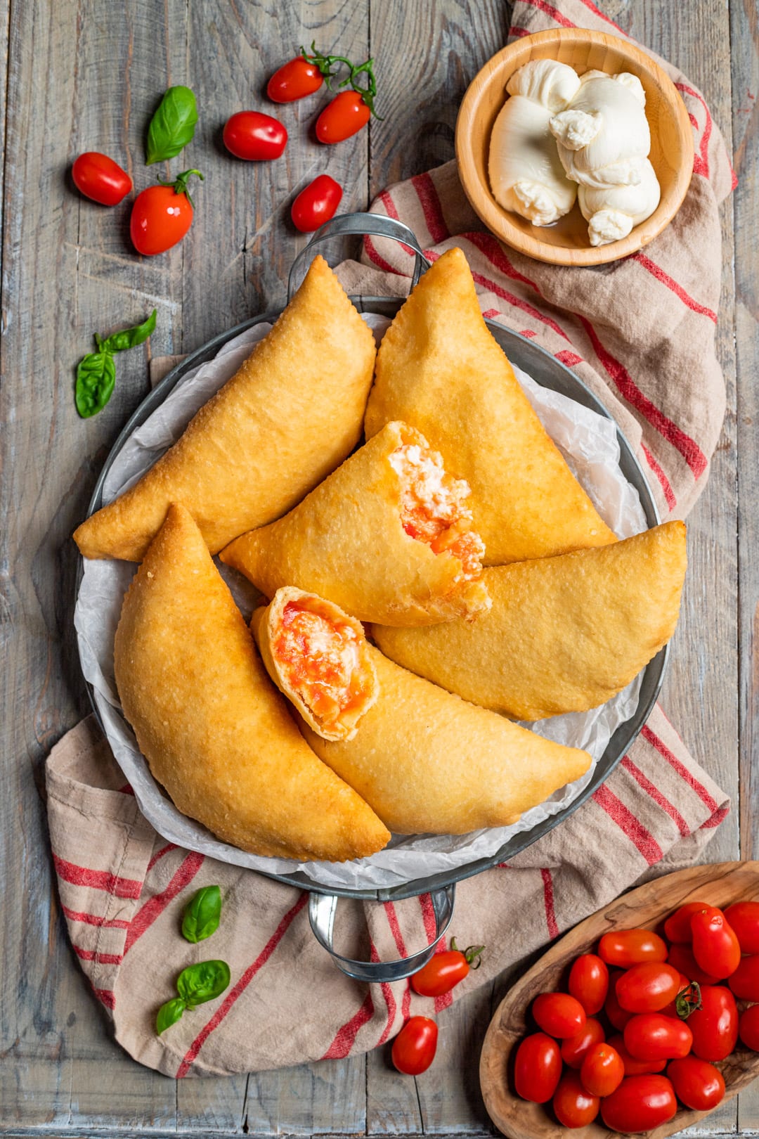 Panzerotti pugliesi fritti, ripieni con pomodoro e mozzarella