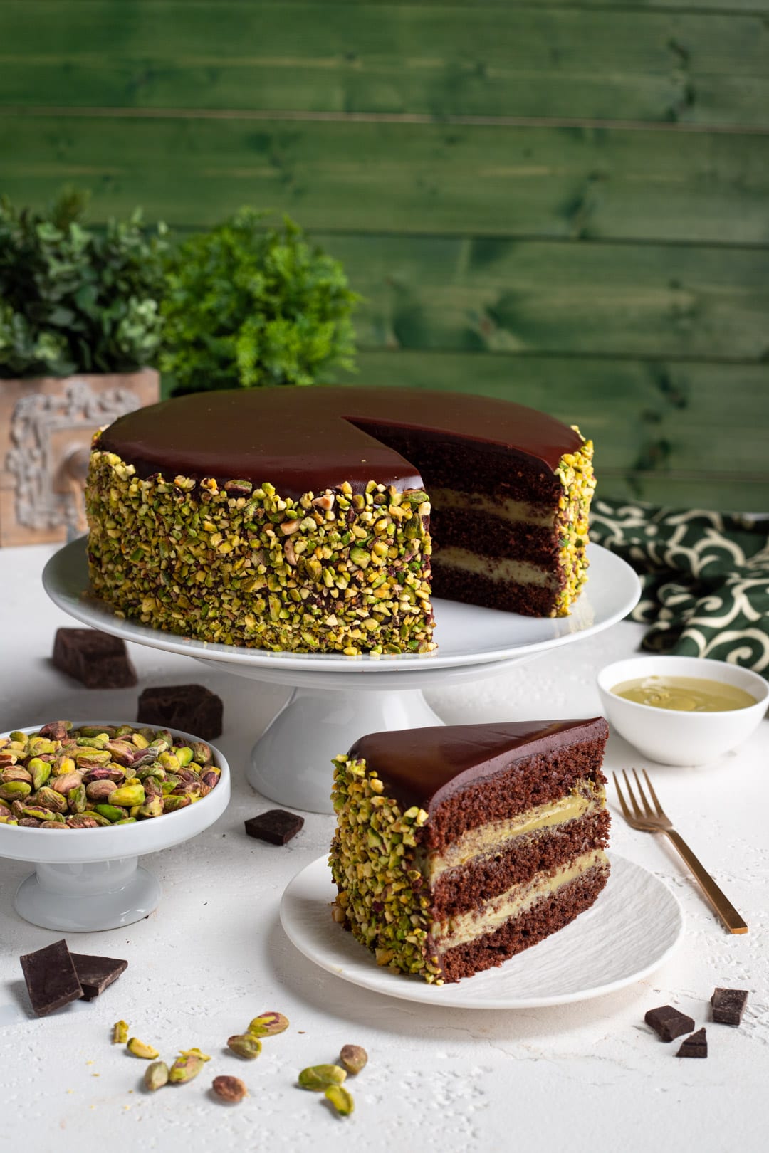 Fetta di torta al cioccolato e pistacchio