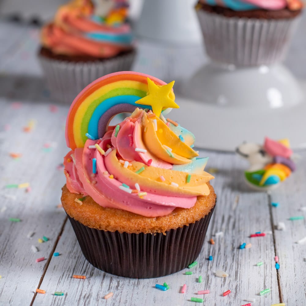 Spennellare code di sirena al cioccolato con glitter alimentari per  decorare cupcakes alla vaniglia.