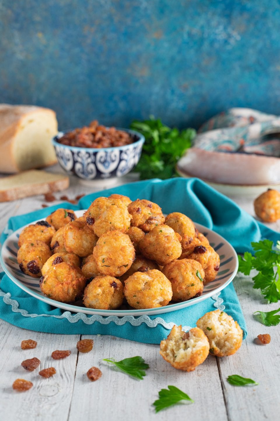 Piatto con polpettine fritte di pesce