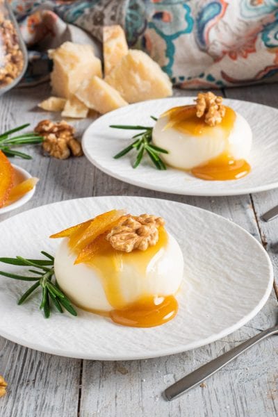 Un antipasto sfizioso a base di latte, panna, Parmigiano, profumato al rosmarino, che rivisita in chiave salata il celebre dolce