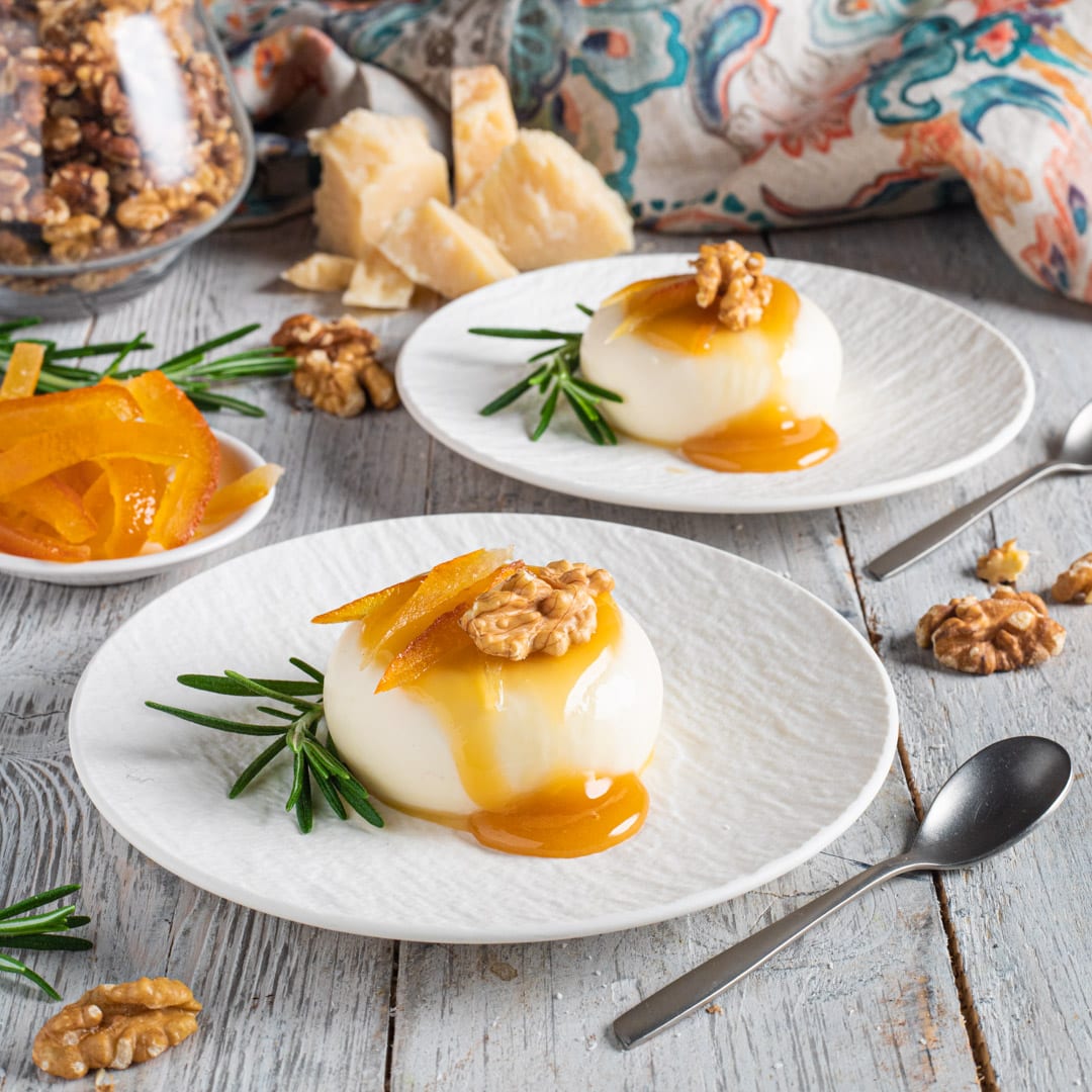 Un antipasto sfizioso a base di latte, panna, Parmigiano, profumato al rosmarino, che rivisita in chiave salata il celebre dolce