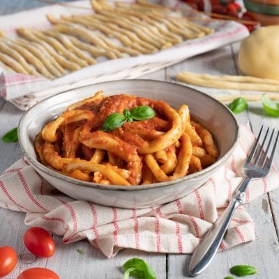Gli mparrettati calabresi (o maccheroni al ferretto) sono un formato di pasta fresca a base di acqua e semola rimacinata di grano duro tipici della zona di Catanzaro