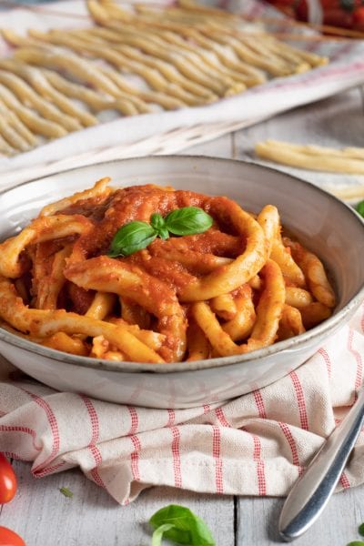 Gli mparrettati calabresi (o maccheroni al ferretto) sono un formato di pasta fresca a base di acqua e semola rimacinata di grano duro tipici della zona di Catanzaro