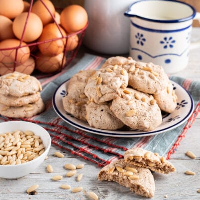 Piatto con birbanti biscotti ai pinoli