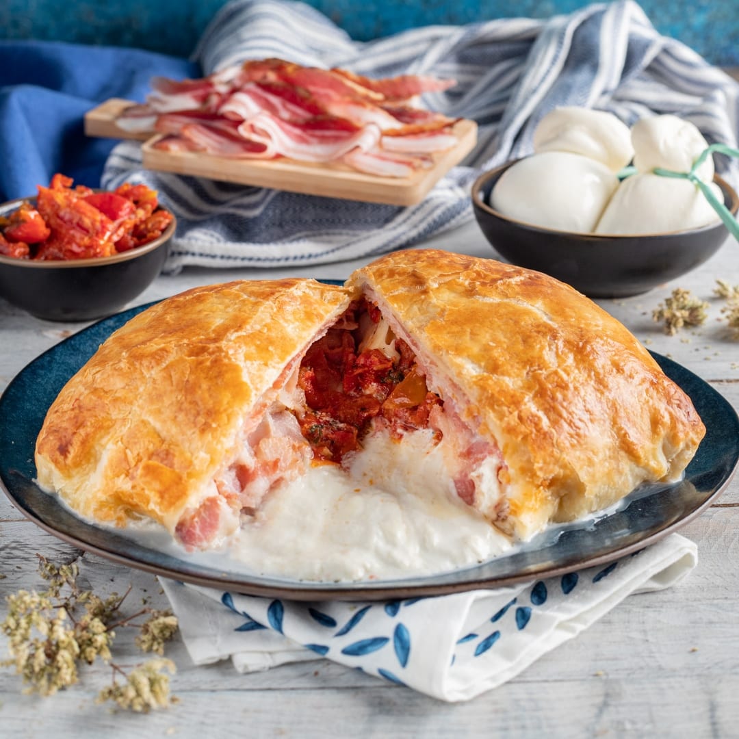 Burrata, pasta sfoglia, pomodori secchi e poco altro: il risultato è un fagottino goloso che racchiude tutti i sapori della Puglia!