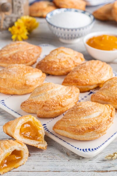 Le sfogliatine fiorentine sono dolcetti toscani a base di sfoglia e confettura di albicocche, dalla caratteristica forma a conchiglia