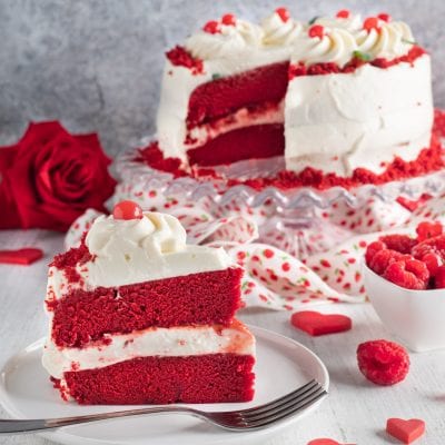 torta red velvet su alzatina e fetta