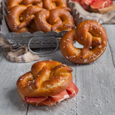 I Bretzel sono panini tipici del Trentino Alto Adige, con una crosticina scura fuori e un interno morbido, caratterizzati da una forma particolare con tre buchi