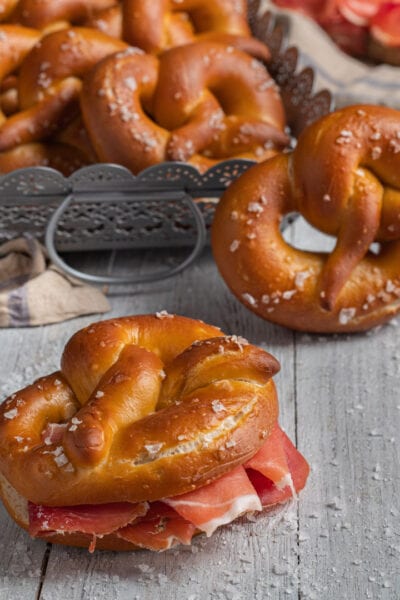 I Bretzel sono panini tipici del Trentino Alto Adige, con una crosticina scura fuori e un interno morbido, caratterizzati da una forma particolare con tre buchi