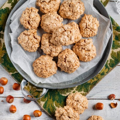 Biscotti di albumi e nocciole su vassoio