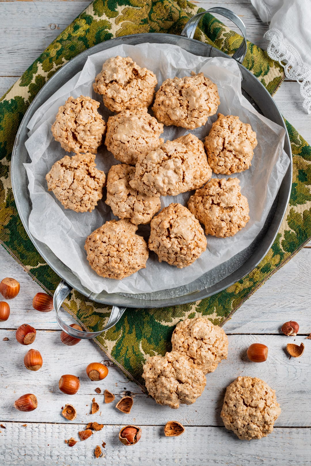 Biscotti di albumi e nocciole su vassoio