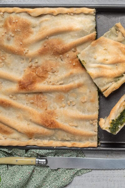 Una torta salata tipica dell'Emilia Romagna, in cui un involucro sottile di pasta fragrante racchiude un ripieno di spinaci