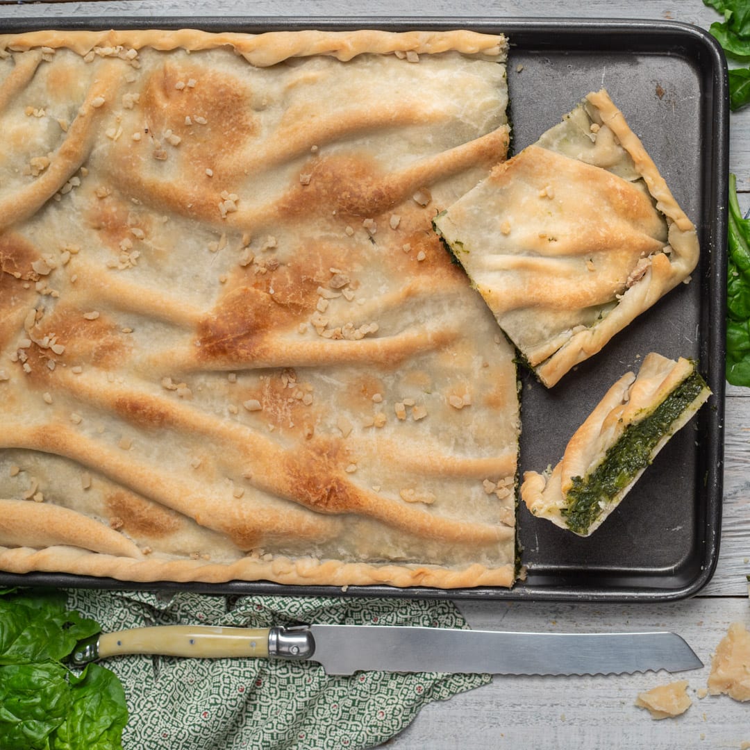 Una torta salata tipica dell'Emilia Romagna, in cui un involucro sottile di pasta fragrante racchiude un ripieno di spinaci