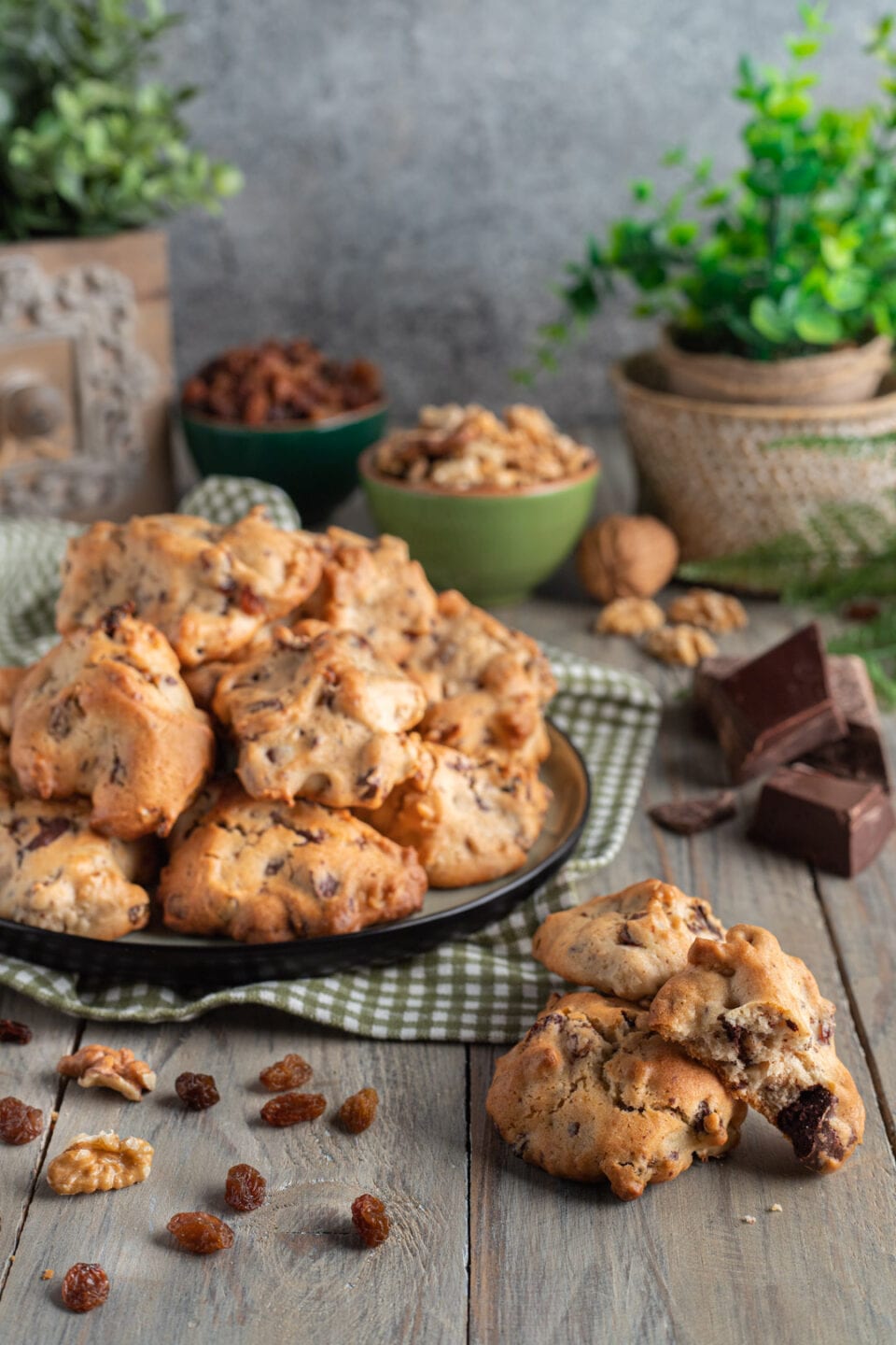 Biscotti al cioccolato e noci abruzzesi su piatto