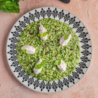 risotto verde con quenelle su piatto, zenitale