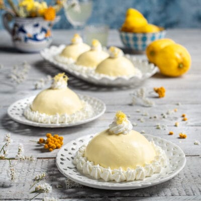 Le delizie al limone sono un dolce tipico campano, a base di morbido impasto, crema pasticcera, crema al limone e bagna dello stesso agrume