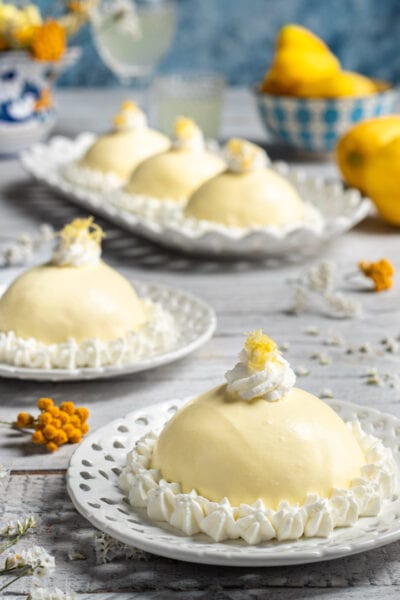 Le delizie al limone sono un dolce tipico campano, a base di morbido impasto, crema pasticcera, crema al limone e bagna dello stesso agrume