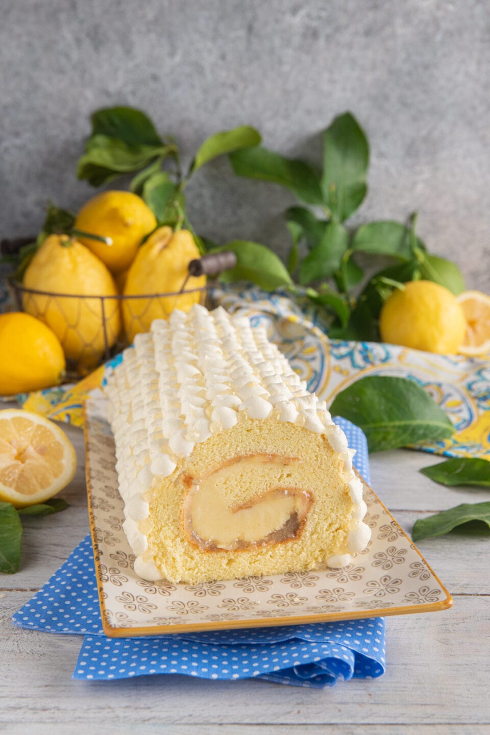 Rotolo al limone su vassoio