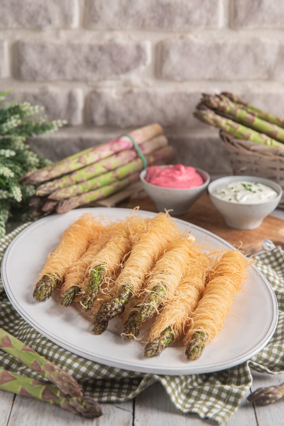 asparagi in pasta kataifi su piatto bianco