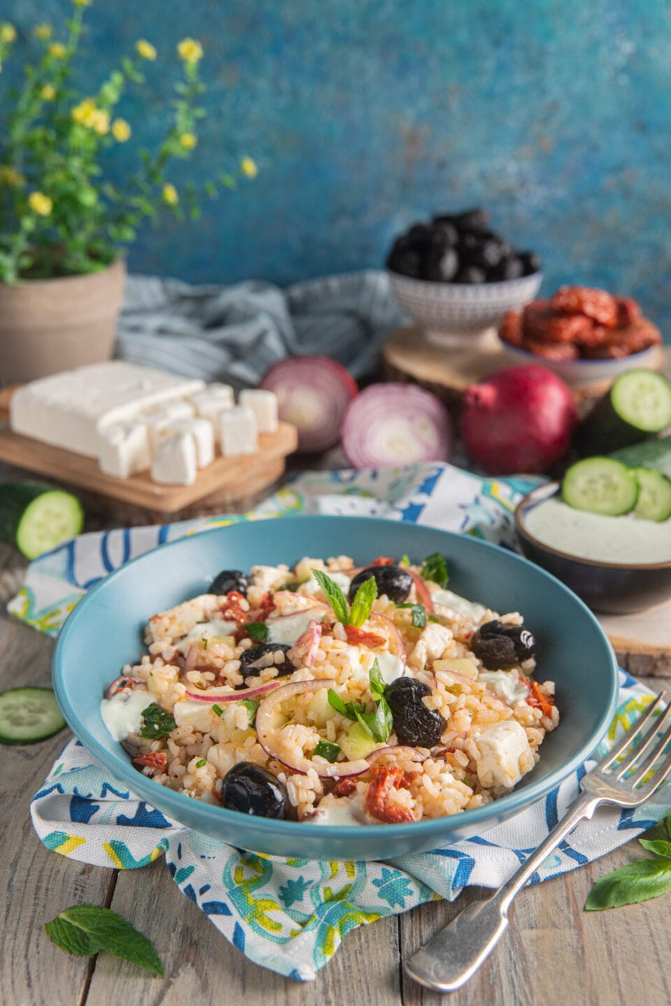 Piatto blu con insalata di riso estiva