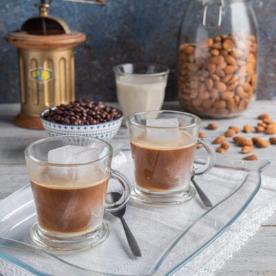 tazzine con caffè e ghiaccio