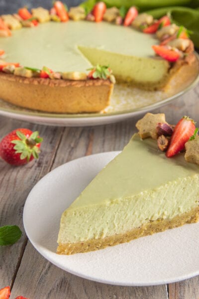 crostata al pistacchio con stelline e fragole