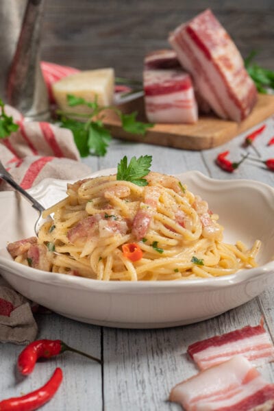 Piatto con spaghetti alla molisana pecorino e pancetta