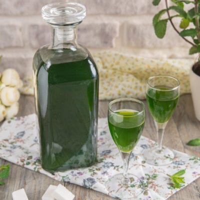 bottiglia con liquore alla menta