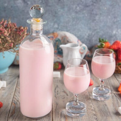 bottiglia con liquore panna e fragola