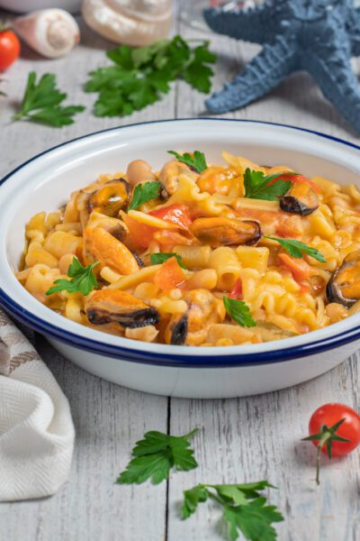 Un primo piatto tipico napoletano di terra e di mare che unisce la sapidità delle cozze e il gusto dolce dei fagioli in una pasta risottata cremosa e avvolgente