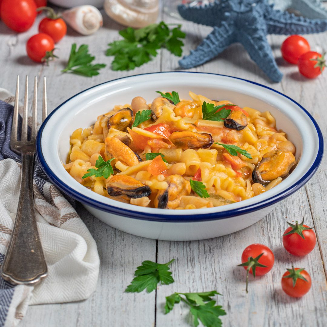 Un primo piatto tipico napoletano di terra e di mare che unisce la sapidità delle cozze e il gusto dolce dei fagioli in una pasta risottata cremosa e avvolgente