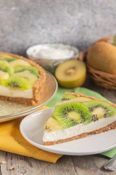 Fetta di crostata senza cottura con kiwi