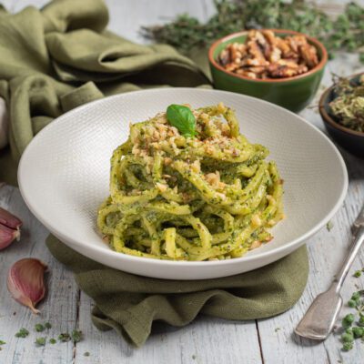 Piatto con pesto di erbe e noci