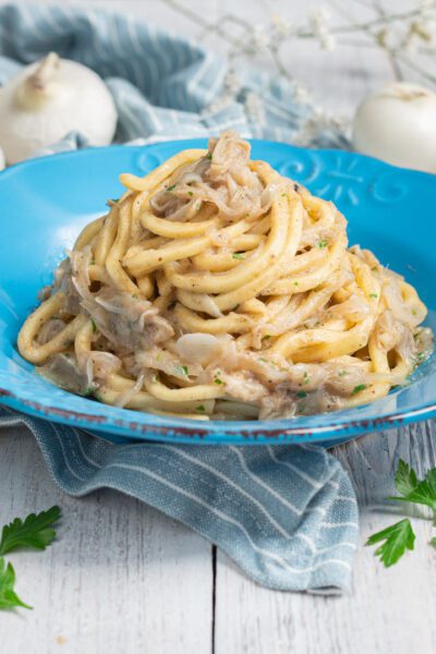 Un primo piatto tipico veneto a base di grossi spaghetti (bigoli) conditi con una saporita salsa di cipolle e sarde