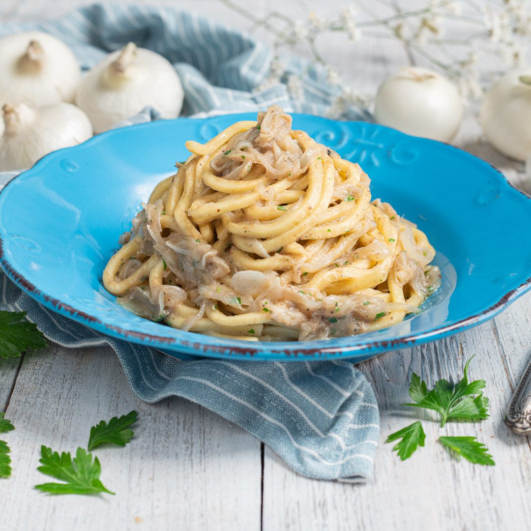 Un primo piatto tipico veneto a base di grossi spaghetti (bigoli) conditi con una saporita salsa di cipolle e sarde